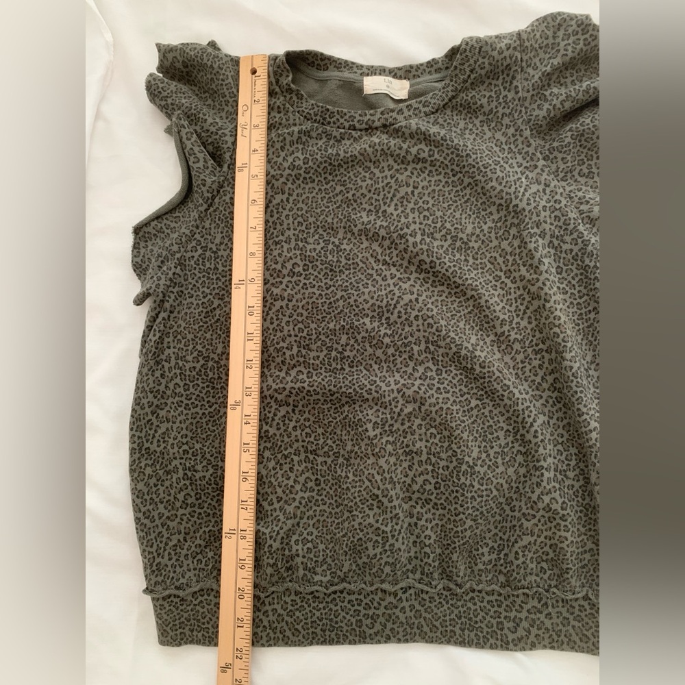 t.la Leopard Print Ruffle Sleeve Top Size M Cotton Stretch Casual - Picture 6 of 7